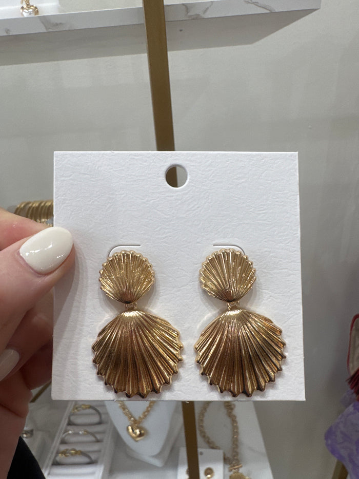 GOLDEN SEASHELL EARRINGS