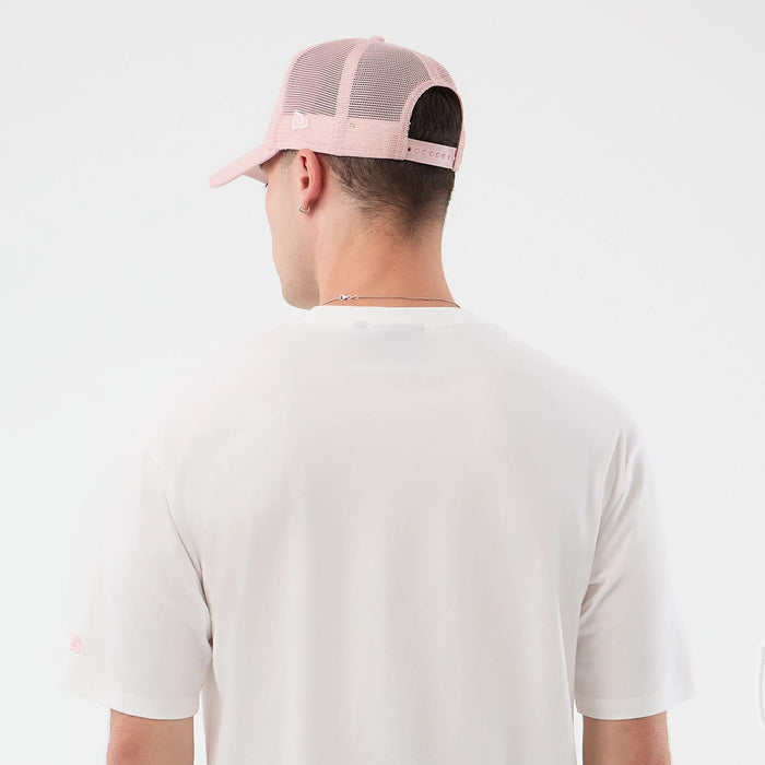 The model is wearing this MLB Midi League Essential New York Yankees Oversized T-Shirt in white. 8