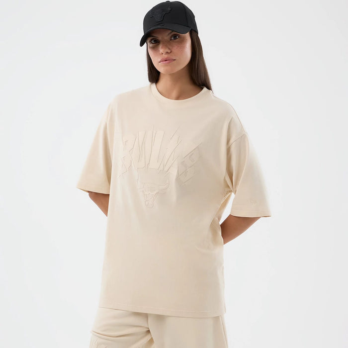 The model is wearing this NBA Core Plus Chicago Bulls Oversized T-Shirt in light beige. 7