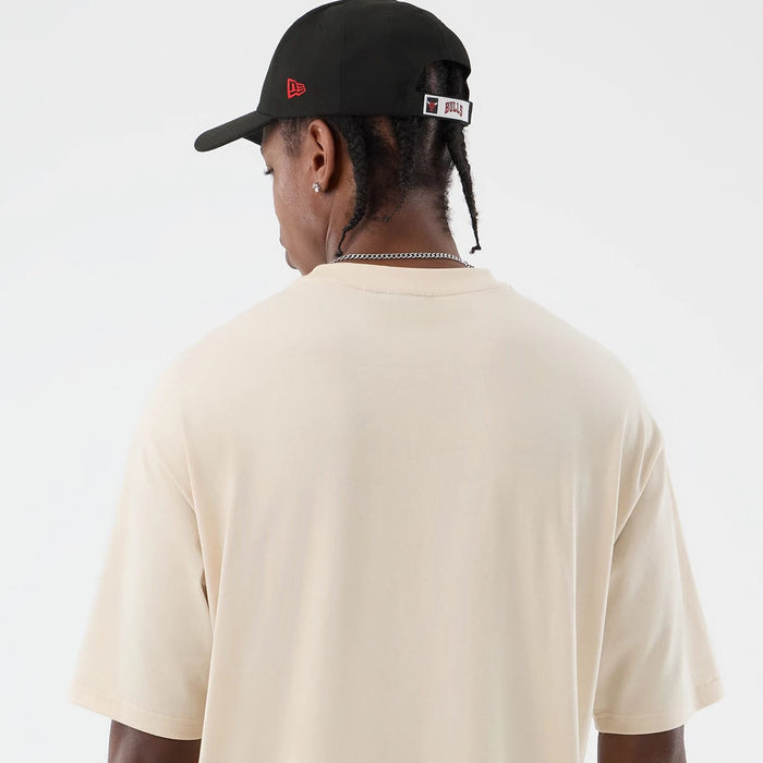 The model is wearing this NBA Core Plus Chicago Bulls Oversized T-Shirt in light beige. 8