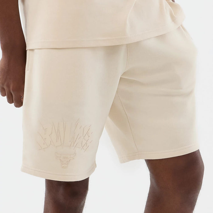 The model is wearing this NBA Core Plus Chicago Bulls Shorts in light beige. 6