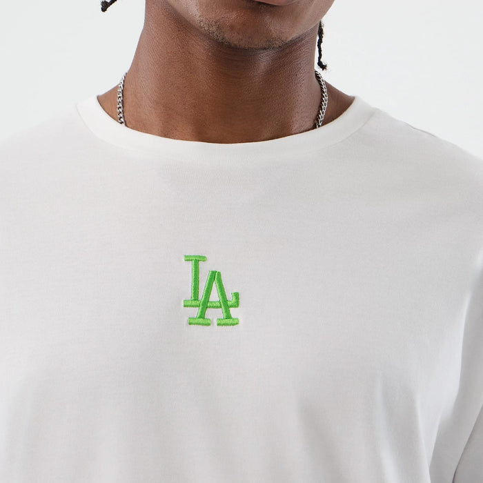 The model is wearing this MLB League Essential LA Dodgers Oversized T-Shirt in white. 5