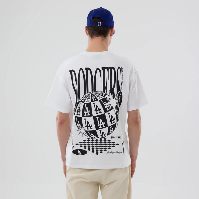 The model is wearing this MLB LA Dodgers T-Shirt in white. 2