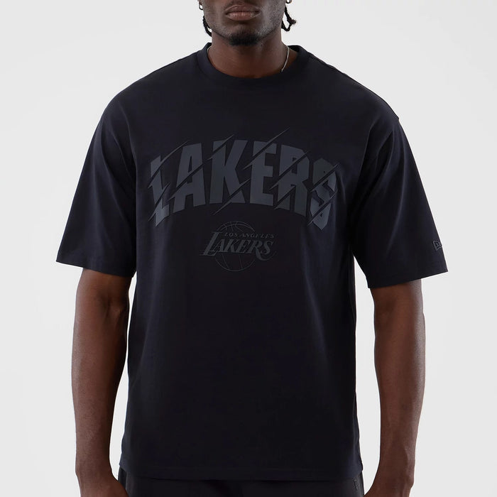 The model is wearing this NBA Core Plus LA Lakers Oversized T-Shirt in navy. 3