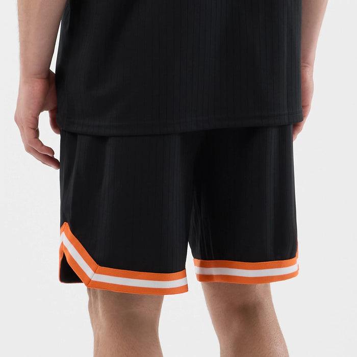 The model is wearing this MLB Arch New York Mets Oversized Shorts in black. 6