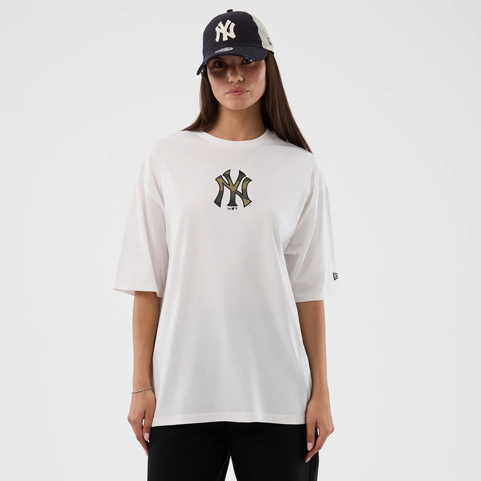 The model is wearing this MLB Infill New York Yankees Oversized T-Shirt in white. 5