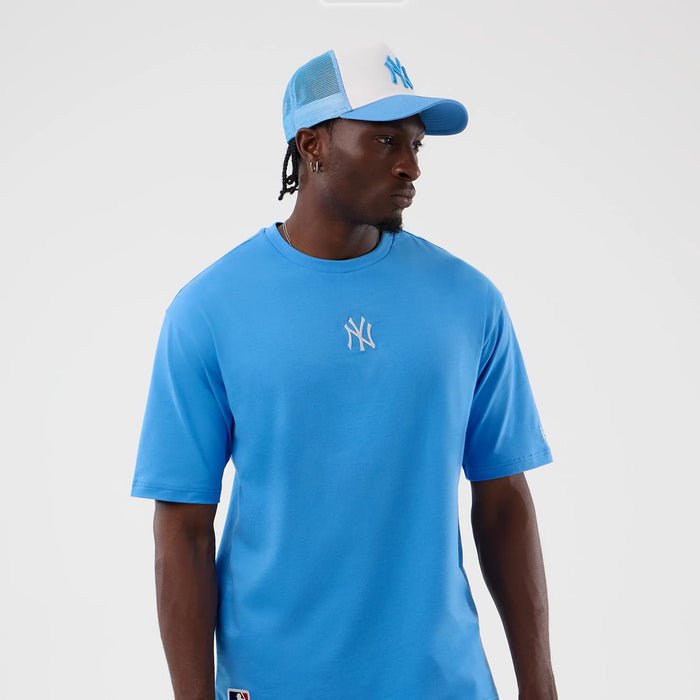 The model is wearing this MLB League Essential New York Yankees Oversized T-Shirt in pastel blue. 3