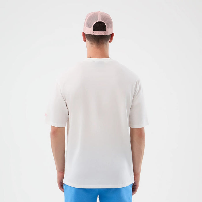 The model is wearing this MLB Midi League Essential New York Yankees Oversized T-Shirt in white. 2