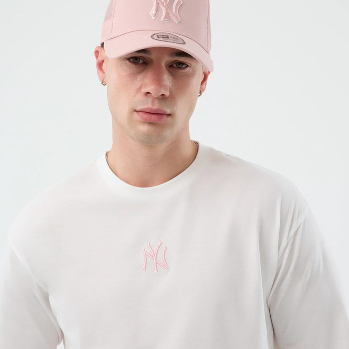 The model is wearing this MLB Midi League Essential New York Yankees Oversized T-Shirt in white. 5