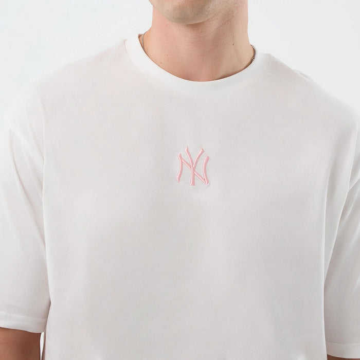 The model is wearing this MLB Midi League Essential New York Yankees Oversized T-Shirt in white. 6