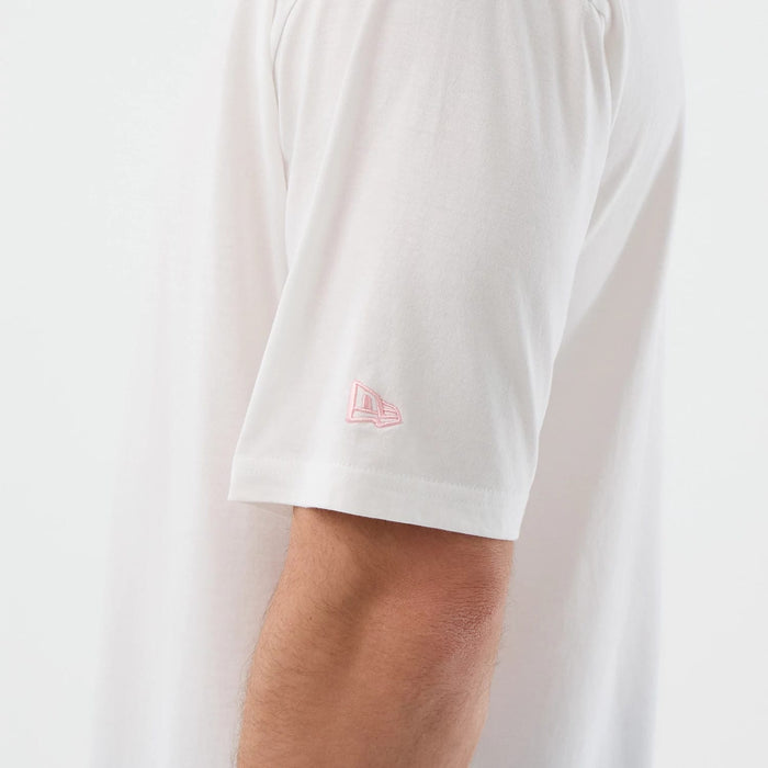 The model is wearing this MLB Midi League Essential New York Yankees Oversized T-Shirt in white. 7
