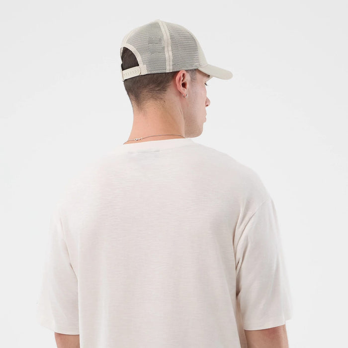 The model is wearing this MLB Slub New York Yankees Oversized T-Shirt in open white. 6
