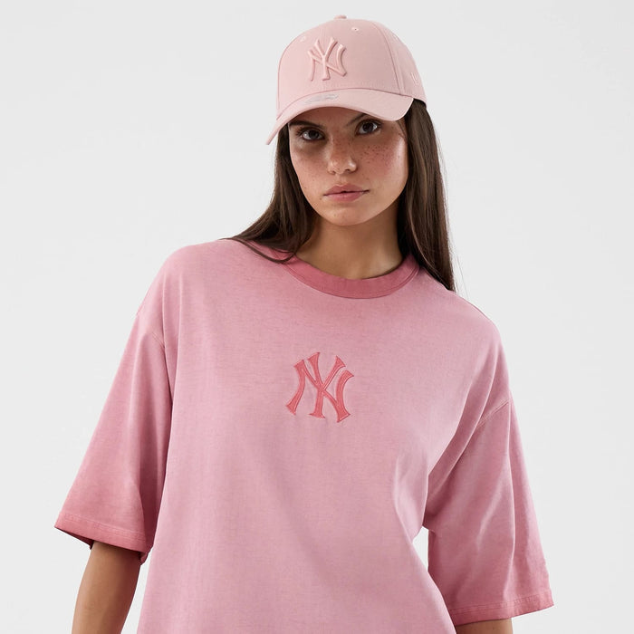 The model is wearing this MLB Washed Logo New York Yankees T-Shirt in pastel pink. 6