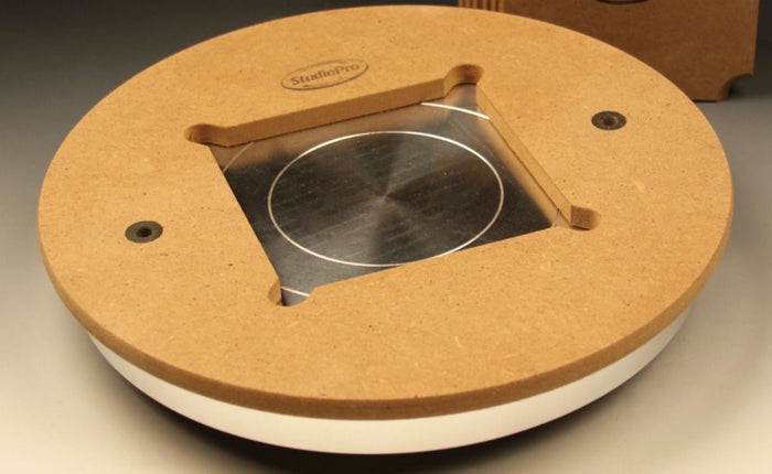 StudioPro Space Saver adapter bat close-up, square opening showing the metal wheel head beneath